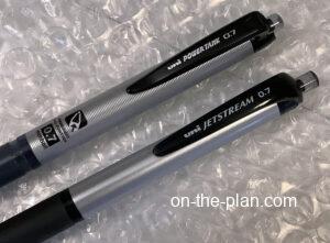 三菱鉛筆、上がパワータンク SN-201PT 下がジェットストリームの SXN-159